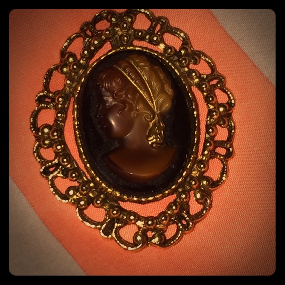Brooche - Picture 1 of 5